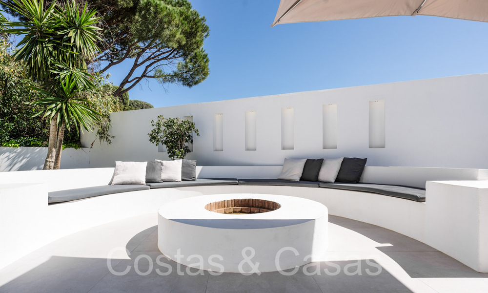 Mediterrane luxevilla te koop met grote tuin en bijgebouw, met zeezicht, dicht bij voorzieningen in Oost-Marbella 72092