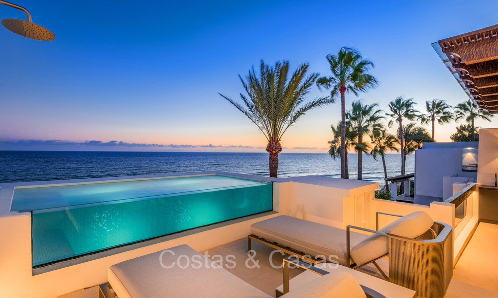 Prestigieus penthouse met frontaal zeezicht te koop, eerstelijnsstrand in Puente Romano, Golden Mile, Marbella 72340