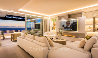 Prestigieus penthouse met frontaal zeezicht te koop, eerstelijnsstrand in Puente Romano, Golden Mile, Marbella 72342 