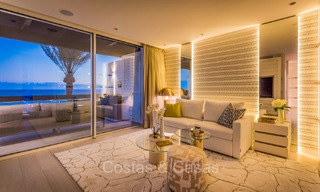 Prestigieus penthouse met frontaal zeezicht te koop, eerstelijnsstrand in Puente Romano, Golden Mile, Marbella 72352 