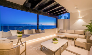 Prestigieus penthouse met frontaal zeezicht te koop, eerstelijnsstrand in Puente Romano, Golden Mile, Marbella 72357 