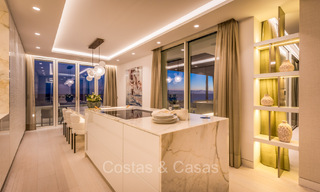 Prestigieus penthouse met frontaal zeezicht te koop, eerstelijnsstrand in Puente Romano, Golden Mile, Marbella 72358 