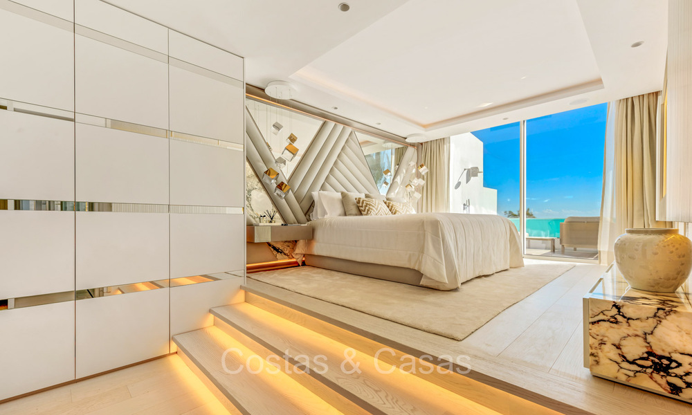 Prestigieus penthouse met frontaal zeezicht te koop, eerstelijnsstrand in Puente Romano, Golden Mile, Marbella 72377