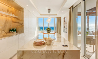 Prestigieus penthouse met frontaal zeezicht te koop, eerstelijnsstrand in Puente Romano, Golden Mile, Marbella 72385 