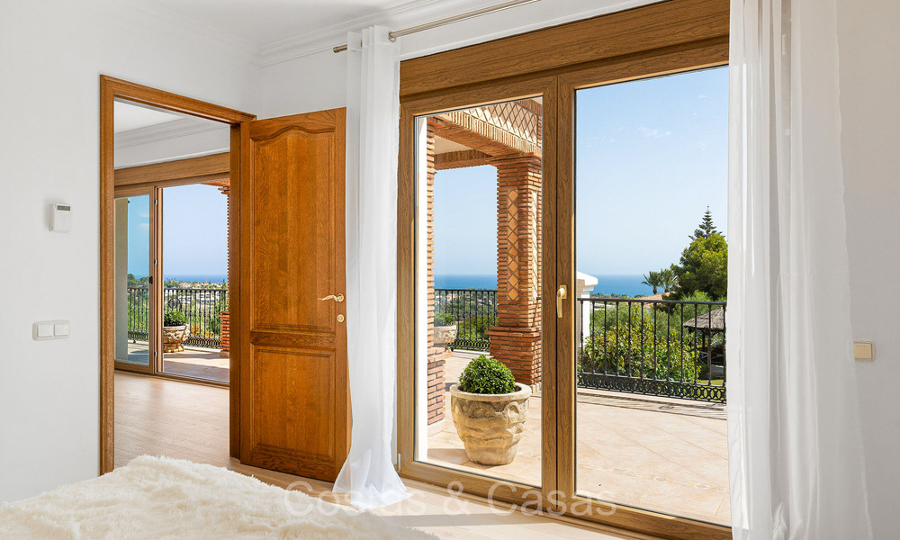 Majestueuze villa in traditionele stijl te koop, met panoramisch zeezicht in Marbella - Benahavis 72539