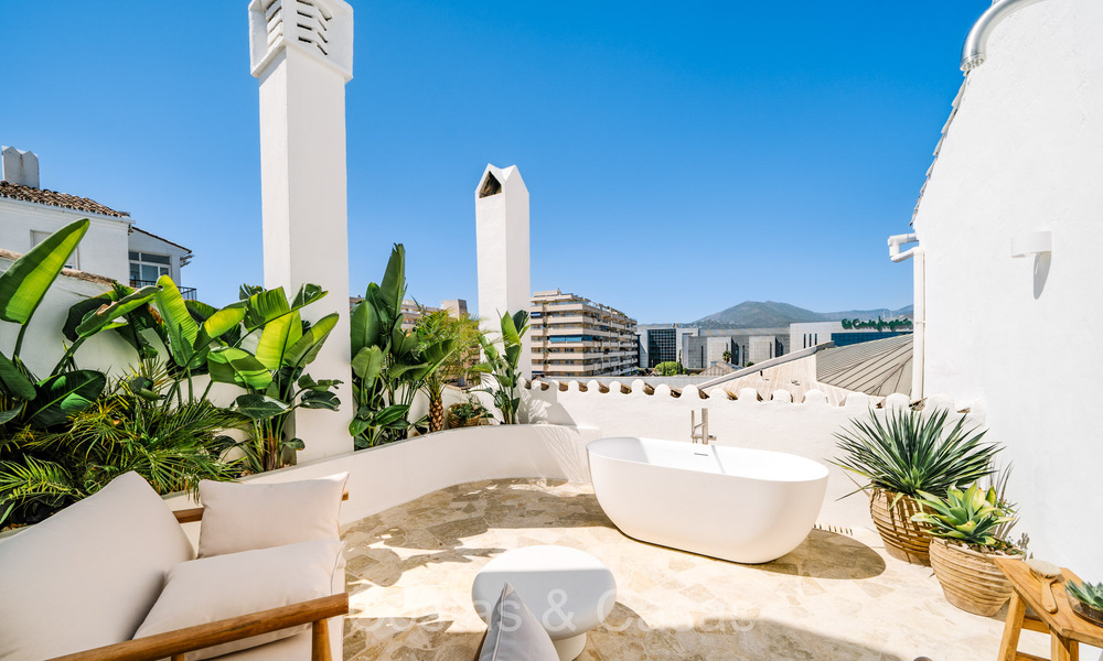 Prachtig gerenoveerd appartement met ruim terras te koop met prachtig uitzicht in de haven van Puerto Banus, Marbella 72618