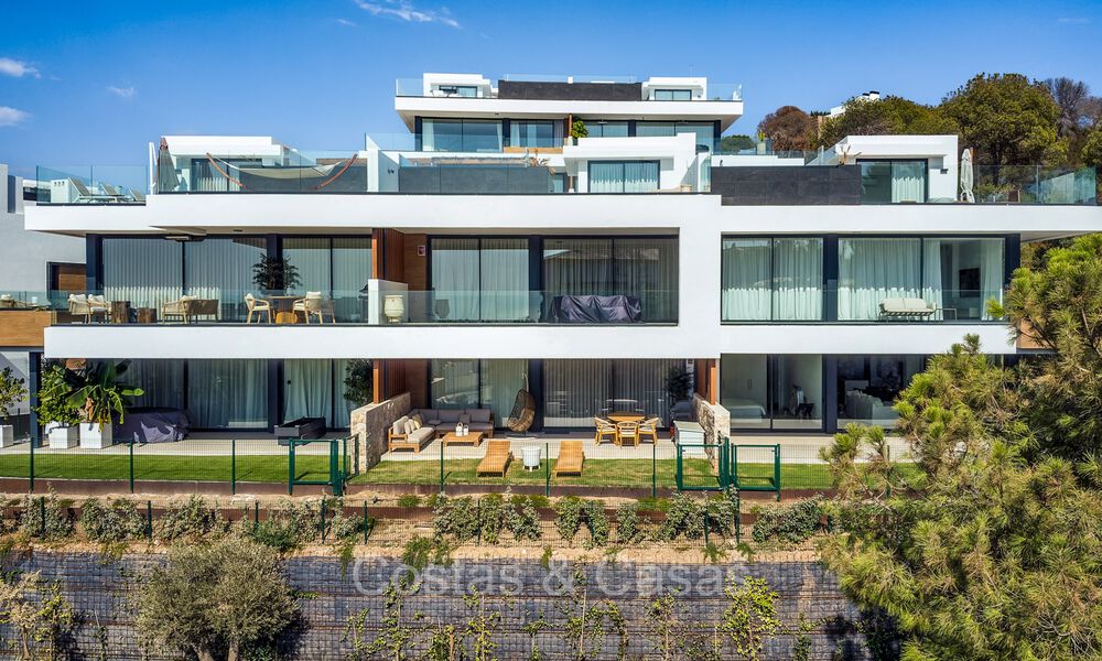 Instapklaar, modern, elegant tuinappartement met privétuin en zeezicht te koop in Oost Marbella 72713