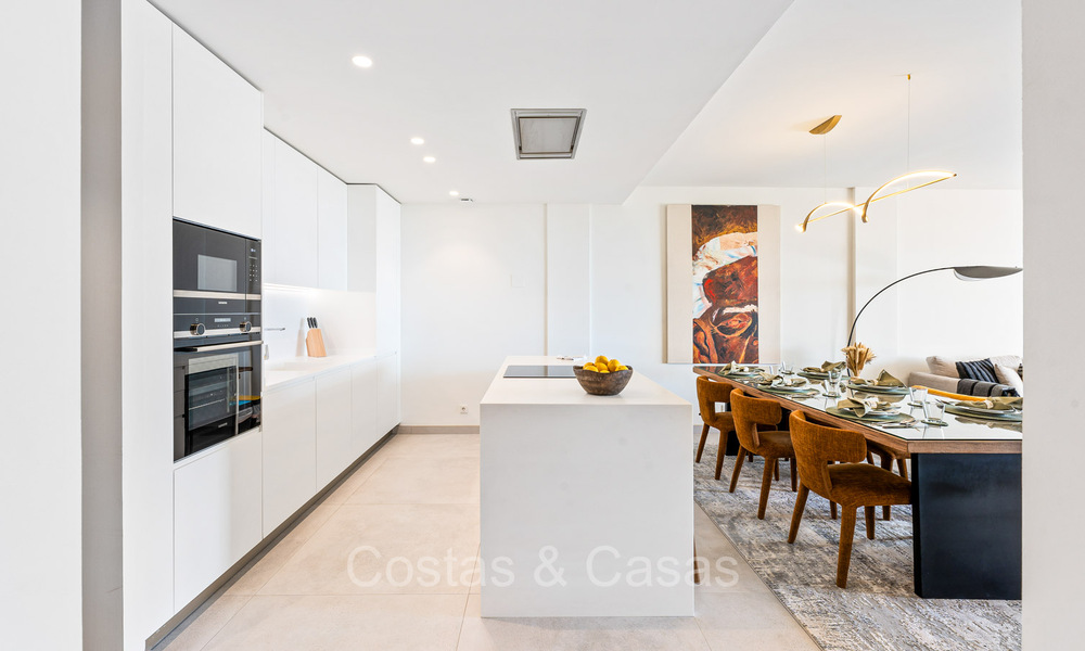 Instapklaar, modern, elegant tuinappartement met privétuin en zeezicht te koop in Oost Marbella 72720