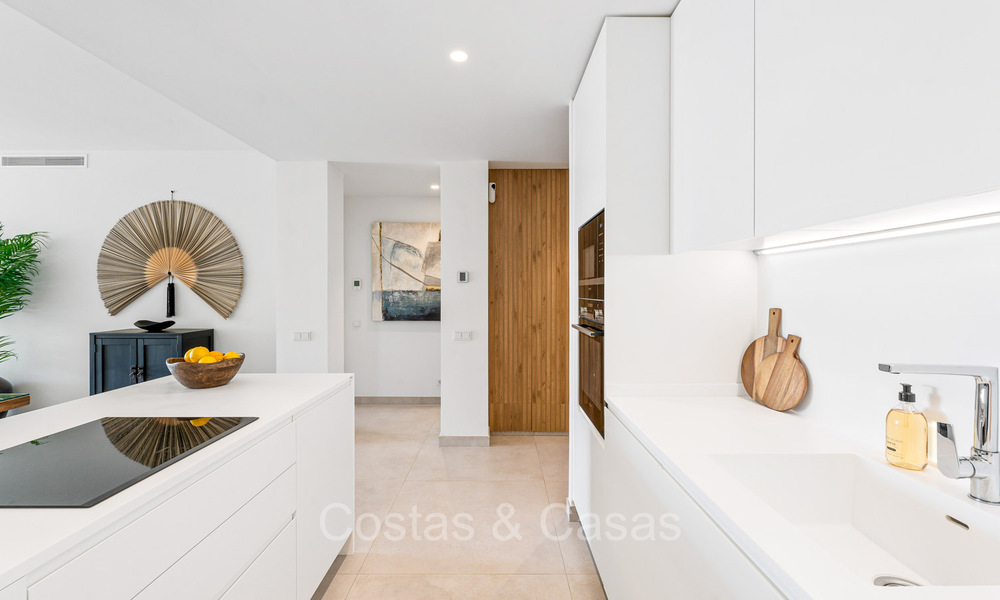 Instapklaar, modern, elegant tuinappartement met privétuin en zeezicht te koop in Oost Marbella 72726