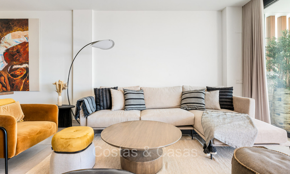 Instapklaar, modern, elegant tuinappartement met privétuin en zeezicht te koop in Oost Marbella 72730