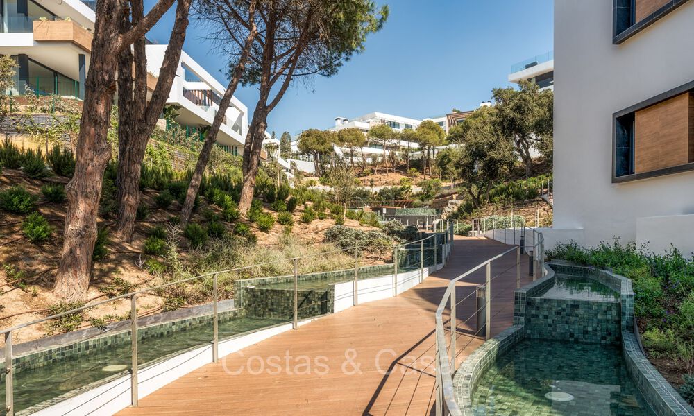 Instapklaar, modern, elegant tuinappartement met privétuin en zeezicht te koop in Oost Marbella 72742