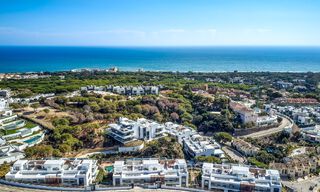 Instapklaar, modern, elegant tuinappartement met privétuin en zeezicht te koop in Oost Marbella 72743 