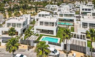 Instapklare, modernistische luxevilla te koop in Oost Marbella 72791 