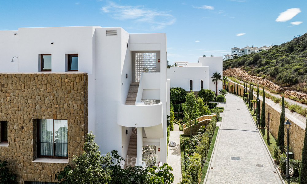 Eersteklas modern luxe appartement met adembenemend golf- en zeezicht te koop in een 5* golfresort in Casares, Costa del Sol 73388