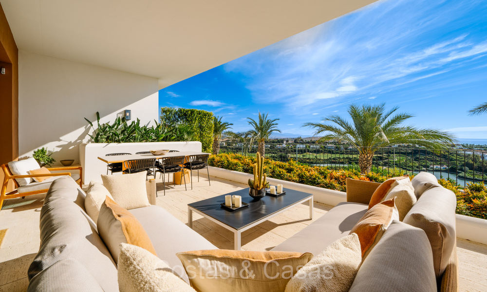 Eersteklas modern luxe appartement met adembenemend golf- en zeezicht te koop in een 5* golfresort in Casares, Costa del Sol 73389