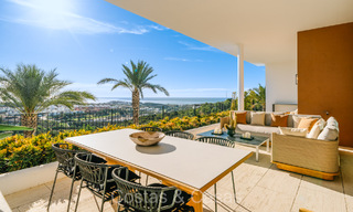 Eersteklas modern luxe appartement met adembenemend golf- en zeezicht te koop in een 5* golfresort in Casares, Costa del Sol 73390 