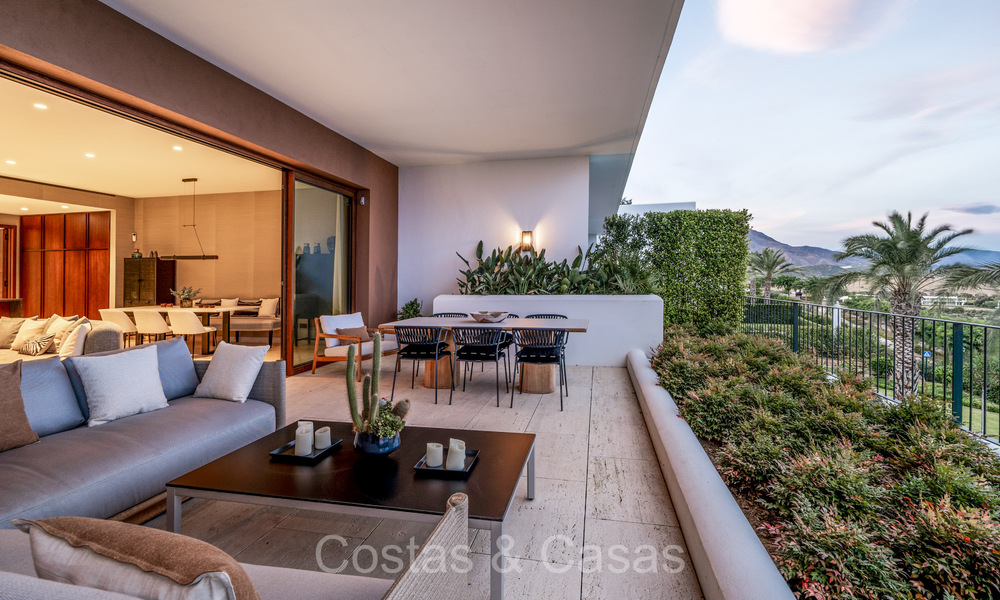 Eersteklas modern luxe appartement met adembenemend golf- en zeezicht te koop in een 5* golfresort in Casares, Costa del Sol 73404