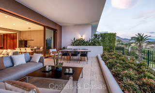 Eersteklas modern luxe appartement met adembenemend golf- en zeezicht te koop in een 5* golfresort in Casares, Costa del Sol 73404 