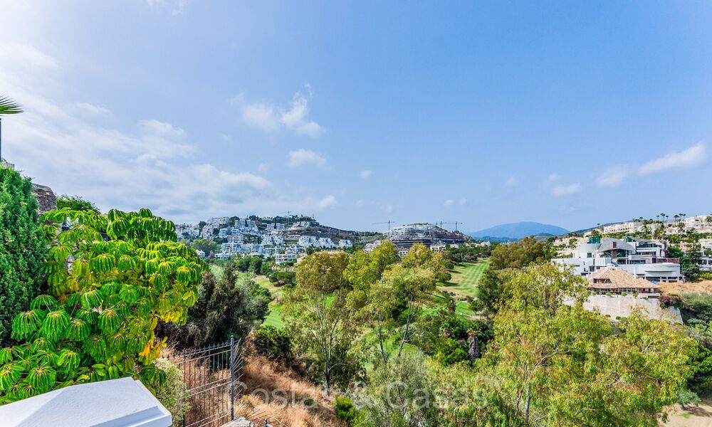 Traditionele Spaanse luxevilla te koop met zeezicht in een exclusieve gated community in La Quinta, Benahavis - Marbella 73430