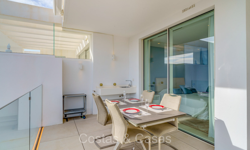 Instapklaar, contemporain appartement met zeezicht te koop in een gated community gelegen in de heuvels van Marbella 73478