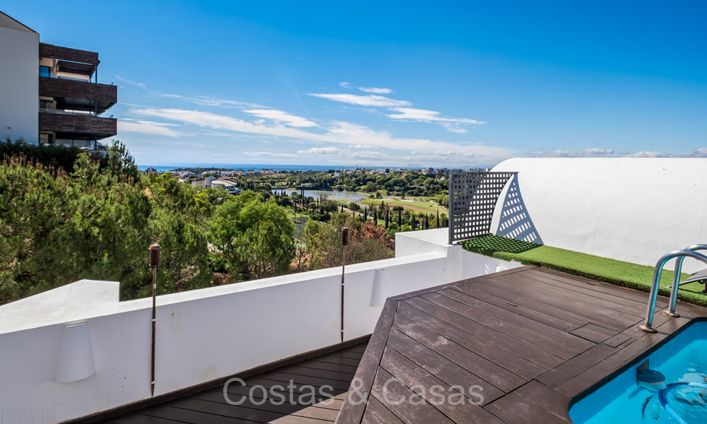 Modern eerstelijnsgolf penthouse met prachtig golf- en zeezicht te koop in een 5* golfresort in Marbella - Benahavis 73685