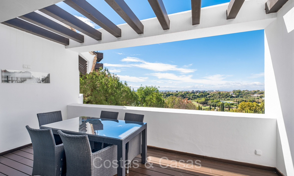 Modern eerstelijnsgolf penthouse met prachtig golf- en zeezicht te koop in een 5* golfresort in Marbella - Benahavis 73695