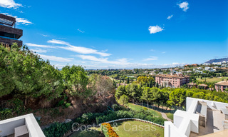 Modern eerstelijnsgolf penthouse met prachtig golf- en zeezicht te koop in een 5* golfresort in Marbella - Benahavis 73696 