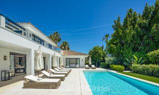 Luxueus gerenoveerde modern-mediterrane villa te koop, eerstelijnsgolf in Nueva Andalucia, Marbella 73900 