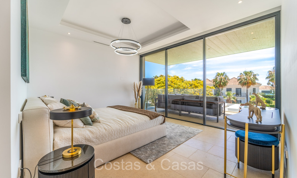 Elegante, moderne luxevilla te koop op loopafstand van het strand op de New Golden Mile tussen Marbella en Estepona 73942