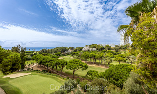 Ruim appartement met spectaculair golf- en zeezicht, op loopafstand van het strand in Oost-Marbella 74090 