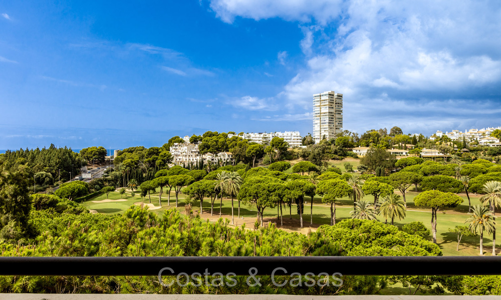 Ruim appartement met spectaculair golf- en zeezicht, op loopafstand van het strand in Oost-Marbella 74091