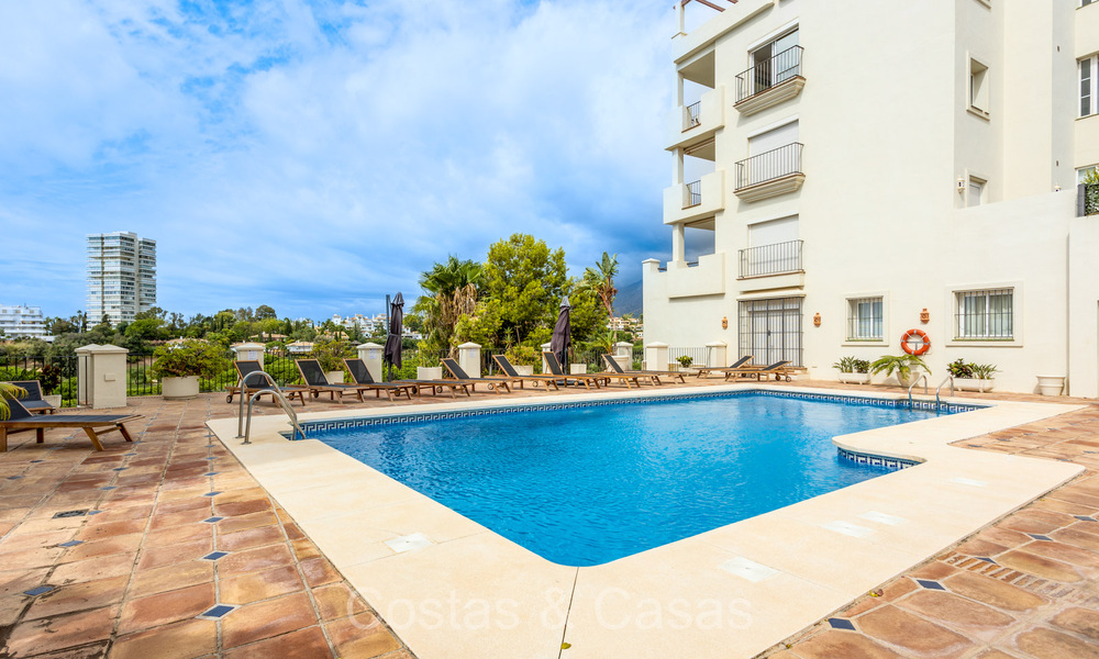 Ruim appartement met spectaculair golf- en zeezicht, op loopafstand van het strand in Oost-Marbella 74106