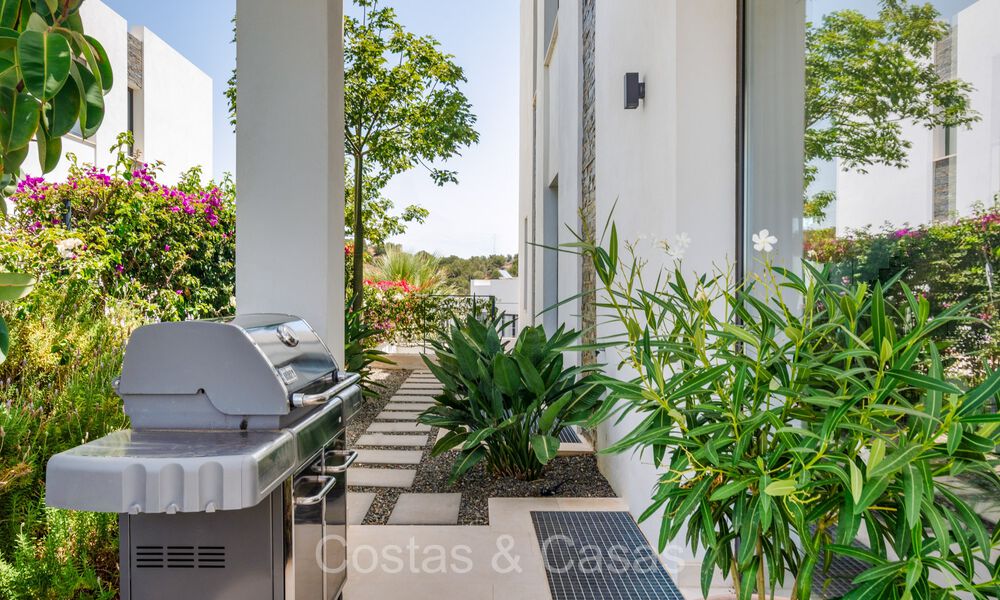 Instapklare, moderne halfvrijstaande villa met zeezicht te koop, aan de golfbaan in Oost-Marbella 74196