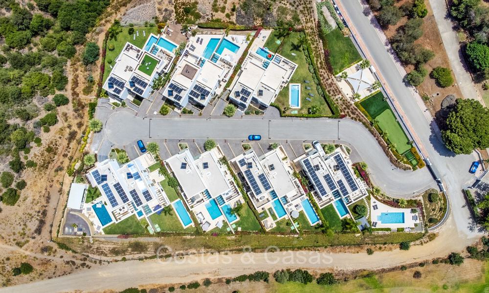 Instapklare, moderne halfvrijstaande villa met zeezicht te koop, aan de golfbaan in Oost-Marbella 74202