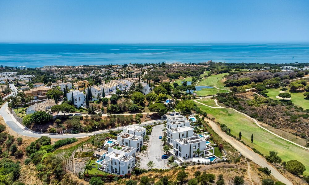 Instapklare, moderne halfvrijstaande villa met zeezicht te koop, aan de golfbaan in Oost-Marbella 74203