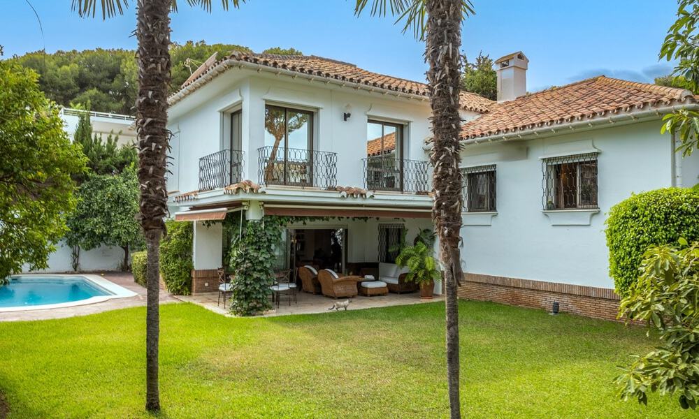 Charmante Mediterrane villa te koop op een steenworp van het strand in Los Monteros, ten oosten van Marbella centrum 74332