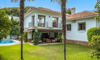 Charmante Mediterrane villa te koop op een steenworp van het strand in Los Monteros, ten oosten van Marbella centrum 74332 