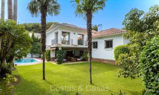 Charmante Mediterrane villa te koop op een steenworp van het strand in Los Monteros, ten oosten van Marbella centrum 74333 