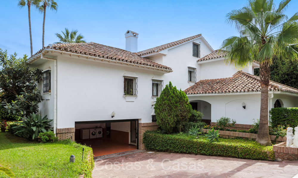 Charmante Mediterrane villa te koop op een steenworp van het strand in Los Monteros, ten oosten van Marbella centrum 74338