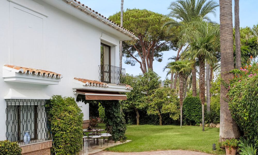 Charmante Mediterrane villa te koop op een steenworp van het strand in Los Monteros, ten oosten van Marbella centrum 74339