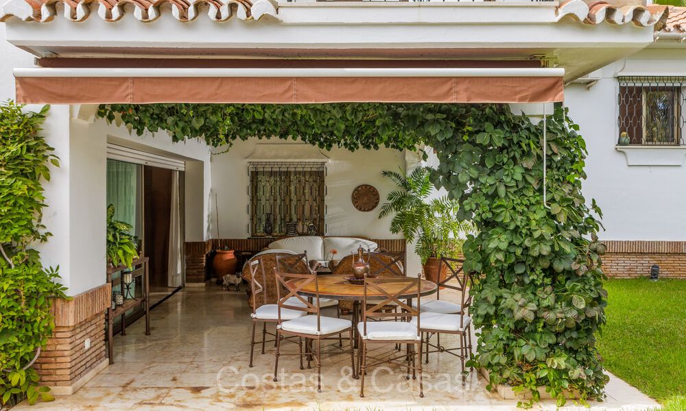 Charmante Mediterrane villa te koop op een steenworp van het strand in Los Monteros, ten oosten van Marbella centrum 74356