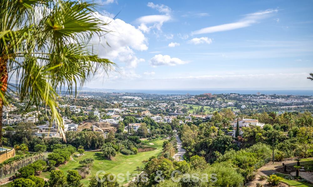 Eerstelijnsgolf penthouse met magnifiek golf- en zeezicht te koop in een omheinde woongemeenschap in Benahavis - Marbella 74733