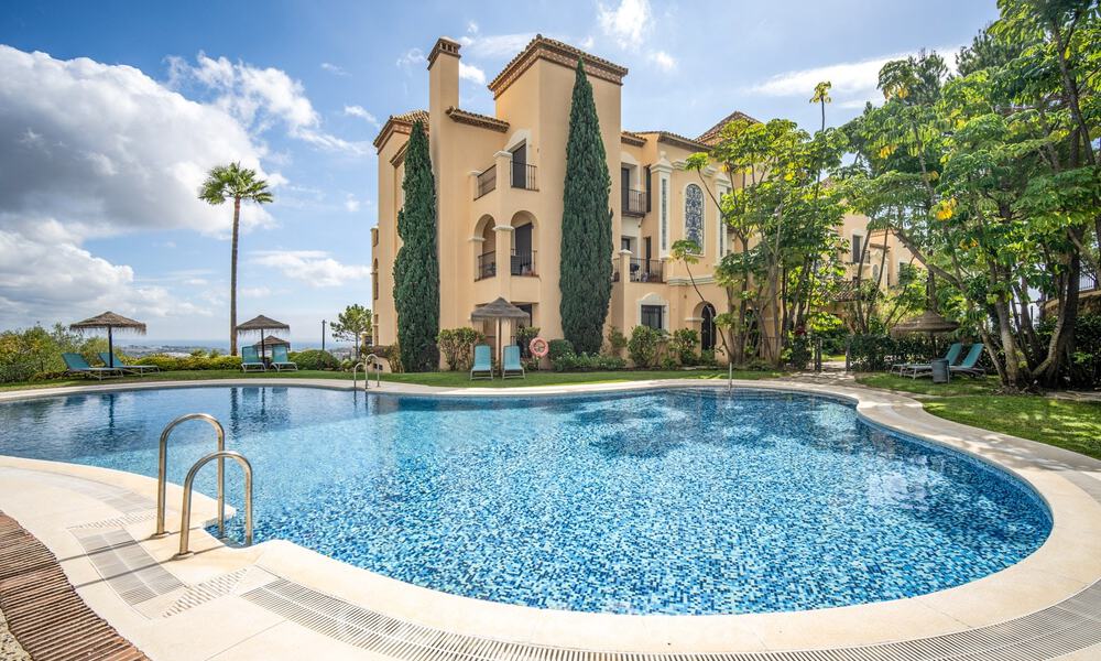 Eerstelijnsgolf penthouse met magnifiek golf- en zeezicht te koop in een omheinde woongemeenschap in Benahavis - Marbella 74737