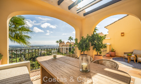 Eerstelijnsgolf penthouse met magnifiek golf- en zeezicht te koop in een omheinde woongemeenschap in Benahavis - Marbella 74740