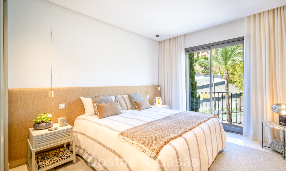 Eerstelijnsgolf penthouse met magnifiek golf- en zeezicht te koop in een omheinde woongemeenschap in Benahavis - Marbella 74749