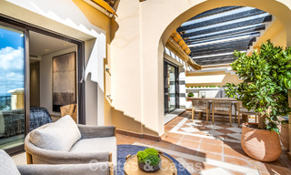 Eerstelijnsgolf penthouse met magnifiek golf- en zeezicht te koop in een omheinde woongemeenschap in Benahavis - Marbella 74756 