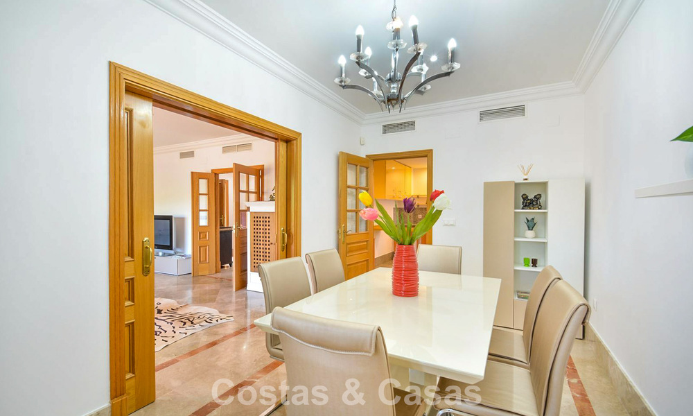 Ruime halfvrijstaande woning te koop in een gated golfresort in Oost-Marbella 773480