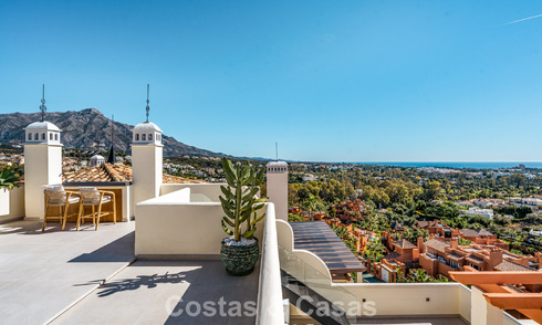 Prestigieus gerenoveerd penthouse met panoramisch zeezicht te koop in Nueva Andalucia’s golfvallei, Marbella 773635