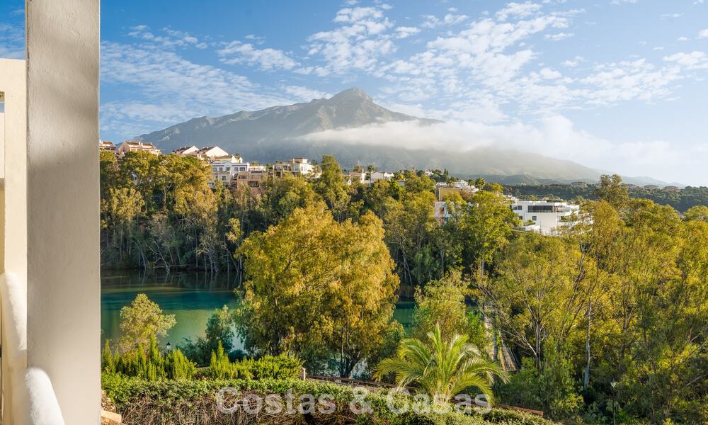 Modern gerenoveerd luxe appartement te koop met panoramisch zeezicht in Nueva Andalucia’ golfvallei, Marbella 773788