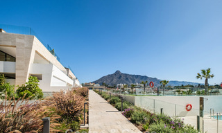 Eersteklas duplex appartement op de begane grond te koop in een verfijnde resort-stijl complex op Marbella’s Golden Mile 774357 